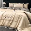 Juego de Ropa de Cama de Seda Helada de Cuatro Piezas para Verano con Bordado de Dibujos Animados, Funda de Edredón, Juego de Sábanas de Tres Piezas, Ropa de Cama de Lujo Sedosa para Dormir Desnudo