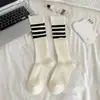 Meias Modernas Estilo College Femininas Outono Meias de Cano Baixo Listradas de Quatro Barras Meias de Cano Longo Listradas Verticais de Ponto Duplo