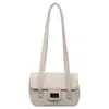 Bolsa Pequena Quadrada com Padrão de Lichia, Moderna e Elegante, com Fecho de Metal de Alta Moda, Bolsa de Ombro Amarela Vibrante, Versátil para o Dia a Dia