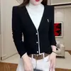 Camiseta de manga larga para mujer en tejido DeRong, nuevo estilo otoño e invierno, top bordado de imitación dos piezas con cuello semi-alto, moderno y rejuvenecedor, camiseta interior cálida
