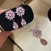 Aretes colgantes y collar de dos piezas con diseño de flor y gota de agua de circón, aretes de lujo ligero de alta gama con un diseño único, accesorios de nicho para mujeres