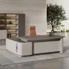 Escritorio ejecutivo pequeño con un toque de lujo y sofisticación, con un gabinete lateral, adecuado para gerentes, y diseñado para un entorno de oficina minimalista y moderno.