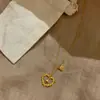 Colar Coração Pêssego Amor Estilo Antigo de Nicho Luxo Leve para Mulheres Design de Corrente para Clavícula Retro Francês com Pingente