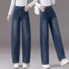 Jeans de corte justo com perna curva para mulheres, um novo estilo popular para a primavera e o outono de 2026, apresentando uma cor azul retrô, cintura alta e design de perna larga.