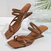 Sandalias de cuña cuadradas con tira de dedo bidireccionales para mujer 2026 Verano Nuevo Transfronterizas Talla Grande Tacones Altos Mujer
