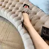 Sandalias de una correa de diseño de celebridad de internet de moda de verano 2026, Chanclas de nicho para exteriores, Tacones de aguja altos pequeños para mujer