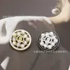 Atacado estilo pequeno perfumado 5 palavras Botão oco de metal com strass de pérola Fivela decorativa para casaco de caxemira jaqueta de tweed