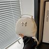 Mochila 2024 Verão Nova Moda Versátil Bolsa de Ombro Transversal Estilosa Concha Pequena Redonda Bolsa com Laço Feminina