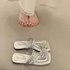 Sandalias de Tanga con Pedrería de Fuegos Artificiales 2026 Estilo Nuevo Punta Cuadrada Plana Versátiles para Exteriores Impresionantes para Combinar con Faldas Sandalias de Tira Fina