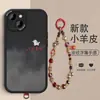 Capa para Celular iPhone 13 Pele de Cordeiro Paz e Alegria Tonalidade Gradiente Tingida com Tinta Gato da Sorte Alegre com Corrente de Cristal Cobertura Total