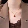 Colar com Pingente de Cabacinha de Pônei Vermelho com Zircônia Banhado a Ouro Real, Corrente para Clavícula de Nicho de Luxo Leve, Joia Versátil e Elegante para Mulheres