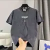 2026 Verão Novo Camiseta Masculina Tie-Dye Manga Curta Solta Gola Redonda Estampa de Letra Tendência Casual Top Masculino