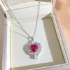 Collar de Acero de Titanio con Colgante de Corazón de Circonita Roja Estilo Europeo para Mujer Joyería de Cadena para Clavícula con Diseño Completo de Diamantes Lujo Ligero Venta al por Mayor