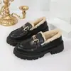 Sapatos mocassins femininos plus size com forro de pelúcia, sapatos quentes de algodão, slip-ons versáteis de sola grossa, sapatos de couro pretos estilo britânico com pelúcia e espessados