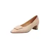 Sapatos femininos de pele de carneiro de primeira camada com corte baixo e salto médio grosso, novo estilo outono e inverno, couro genuíno por dentro e por fora, sapatos femininos de bico quadrado com fivela quadrada