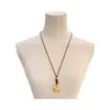 Colar com pingente de ovelhinha da sorte com um design único, apresentando um acabamento tridimensional em metal escovado e um longo cordão de cera, perfeito como acessório de corrente para suéter.