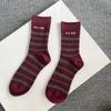 Calcetines altos de tubo a rayas con letras retro rojas y grises, estilo académico, calcetines de moda ondulados, una generación de cabello