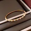Pulsera de Acero Inoxidable con Cierre Redondo de Corazón Incrustado de Circonita Temperamento Sencillo Versátil Pulsera Lujo Ligero Nicho Versátil Joyería de Mano