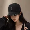 Gorra de Béisbol Metálica Resistente Estilo Retro Americano con Cruz Incisa Rota Elegante Individual Moderna Corona Profunda Gorra Plana para Pareja