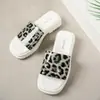 Sapatos da moda europeus e americanos, sandálias slip-on de tamanho grande, estampa de leopardo de verão, sandálias de salto grosso de comércio exterior, bico redondo, novas pantufas de sola grossa 2025