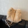 Bolso Extranjero de Felpa Individual para Mujer 2024 Nuevo Otoño e Invierno Combinación Total Estilista Bolso de Hombro Diseño Nicho Bolso Casual de Axila