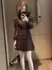 Elegante vestido francês de gola V com mangas compridas na cor marrom Maillard para mulheres, novo modelo de outono de 2026, combinado com uma minissaia de bolinhas
