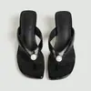 Chanclas de tacón alto transfronterizas europeas y americanas al por mayor para mujer, nuevo estilo de playa de verano con tacones finos, tacones altos, tira de dedo con perlas, sandalias elegantes