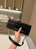 Bolsa quadrada pequena de couro encerado retrô para mulheres, nova bolsa transversal com corrente para ombro 2024, bolsa de mão de nicho de alta qualidade para o dia a dia
