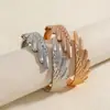 Pulsera Metálica de Estilo Transfronterizo Europeo y Americano Pluma Retorcida Brazalete Abierto Pulsera de Lujo Ligero con Sensación de Alta Gama Joyería de Mano Simple Versátil para el Viaje