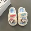 Chinelos fofos e peludos de desenho animado, de nicho da moda, para meninas, sandálias plataforma femininas, novo estilo outono 2026, chinelos fofos que aumentam a altura