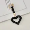 Pingente criativo de chaveiro de carro em formato de coração oco cravejado de diamantes, acessório de bolsa moderno em formato de coração cravejado de diamantes, chaveiro para mulheres