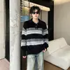 Marca de Tendencia Estilo Americano Suéter Rayado con Cuello Polo de Botones de Piel Sintética de Visón Ropa de Punto Casual Suelta de Otoño para Pareja Estilo Moderno para Hombre