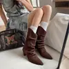Botas femininas de couro macio estilo western, bico fino, comprimento até a panturrilha, nova coleção outono 2026, design retrô com abertura inclinada, efeito emagrecedor e detalhes plissados