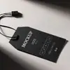 Nossa Fábrica Especializa-se em Personalizar Cartolina Branca, Papel Couchê e Outras Etiquetas para Roupas, Sapatos e Meias. Podemos Adicionar Logos, Impressão Colorida, Hot Stamping e Relevo