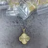 Collar de Joyería de Trébol de Cuatro Hojas de Ágata Roja Versión de Alta Gama V-Gold Chapado en Oro de 18K Cadena Exquisita para Clavícula para Mujeres, Estilo de Nicho de Lujo Ligero