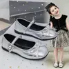 Nuevos zapatos para niñas mayores, colección primavera 2026, zapatos bajos de cuero estilo coreano en color plateado para niñas, zapatos de actuación y baile para niños