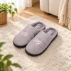 Zapatillas de Algodón Cubre-Cabeza Otoño e Invierno Hogar Interior Más Terciopelo Cálido Suela Gruesa Antideslizante Bordado Simple de Letra Zapatillas de Piel