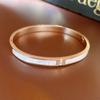 Pulsera de concha de acero de titanio, pulsera de diseño versátil para viajeros de moda, pulsera elegante de lujo ligero de alta gama, venta al por mayor