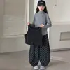 Conjunto de Tres Piezas de Chaleco para Niñas de Primavera y Otoño para Niños Medianos y Mayores, Camiseta de Cuello Alto como Prenda Base, Pantalones de Pierna Ancha de Lunares, Conjunto Casual con Estilo