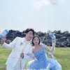 Fotografía de Boda Ubicación al Aire Libre Fotos de Boda en el Césped Vestido de Velos Negros Accesorios para Fotos Velos Negros con Mariposa Roja Lazo Negro