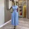 Roupas Femininas Transfronteiriças Europeias e Americanas Moda Nova Verão 2026 Simples Gola Lapela Sem Mangas Gravata Plissado Listrado Vestido para Mulheres