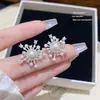 Pendientes de Perla Copo de Nieve Simples Super Hada Aguja Plateada Pendientes de Diseño Nicho para Mujer Nuevo Estilo Caliente Pendientes de Lujo Ligero