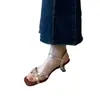 Sandálias quadradas vintage estilo francês com tira de flor de strass para mulheres, novo modelo de verão, elegantes e versáteis, adequadas para combinar com saias e saltos altos