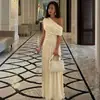 Vestido de Otoño Nuevo de Moda Europeo y Americano para Mujer 2026, Sexy, Cuello Asimétrico, Plisado, Irregular, Ajustado, Color Sólido