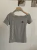 Camiseta Slimming Omalai Manga Curta Patchwork Bordado de Letras com Gola Assimétrica e Renda Estilo Coreano Primavera/Verão Top 6704