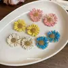 Brincos de margarida de ráfia com agulha de prata brincos para férias na praia temperamento doce e único brincos versáteis para fotos para mulheres