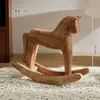 Estilo Mediterráneo caballo mecedor mesa de madera decoraciones decoración del hogar artesanías de caballo mecedor de pino caballo para el éxito adornos