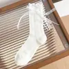 Meias Brancas Estilo Ballet Meia-Perna para Mulheres, Verão Malha Fina Vazada Respirável Decoração de Laço Meias Longas Meias de Algodão Empilhadas