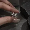 Moda de lujo ligero, totalmente incrustados de diamantes, versátiles, simples, ear cuff de herradura para mujer, sensación de alta gama, pendientes de botón con hebilla de herradura, pendientes de diseño nicho