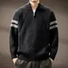 Suéter retrô americano com meio zíper e gola alta, estilo old-money, design de três listras, versátil, feito com fleece polar quente, suéter clássico para homens